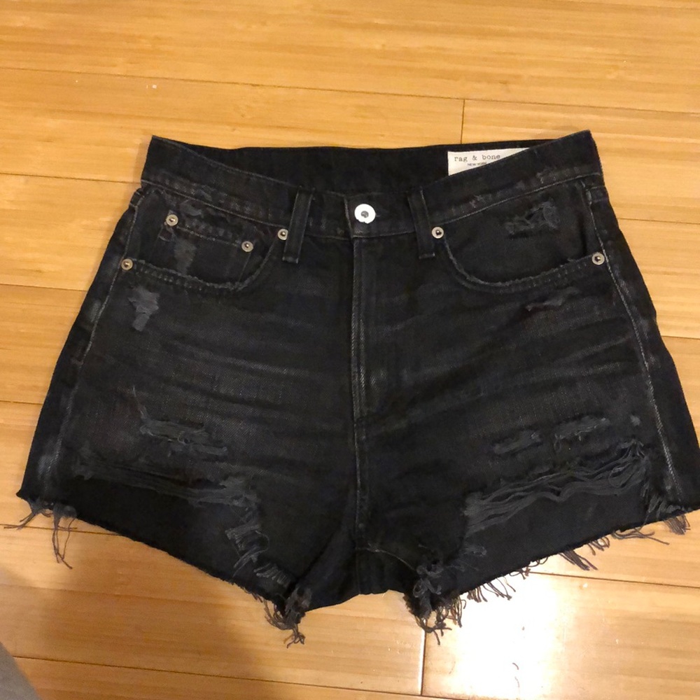 Shredded denim shorts